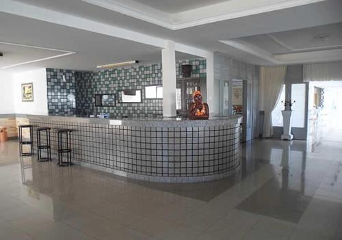 - un hall avec un bar au milieu d'un bâtiment dans l'établissement Hotel das Palmeiras, à Serra Talhada