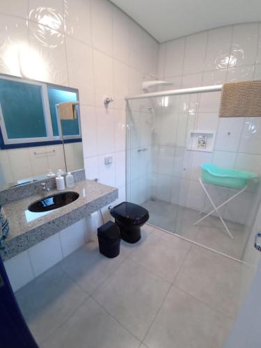 W łazience znajduje się prysznic, toaleta i umywalka. w obiekcie Casa nova com suítes amplas w mieście Ouro Preto