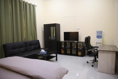 Luxury private Studio apartment close to Airport في أبوظبي: غرفة معيشة مع أريكة وكرسي