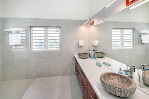 W łazience znajduje się duża kamienna umywalka. w obiekcie Puerta Al-Mar Villa w mieście Simpson Bay