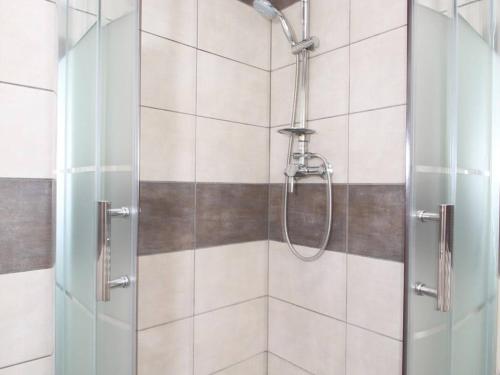 une douche avec une porte vitrée dans une salle de bain dans l'établissement Studio climatisé avec WIFI à Balaruc-les-Bains - FR-1-553-23, à Balaruc-les-Bains