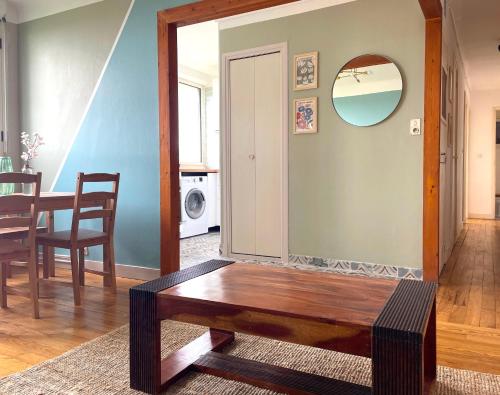 un salon avec une table et une salle à manger dans l'établissement Les toits de Toulouse - T3 & GARAGE, à Toulouse