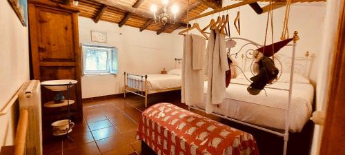 a room with a bedroom with a bed and a table at Monte do Rei Santo in Arronches