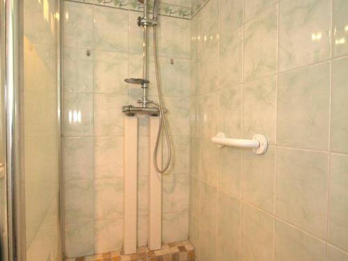 une salle de bain avec une douche avec pommeau de douche dans l'établissement Appartement T1 avec balcon, climatisation et parking près du Parc Charles de Gaulle à Balaruc-les-Bains - FR-1-553-101, à Balaruc-les-Bains