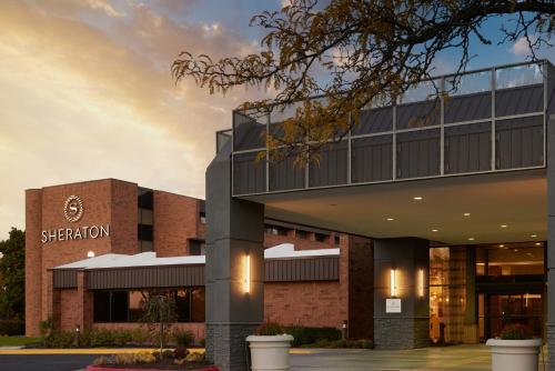 大急流城的住宿－Sheraton Grand Rapids Airport Hotel，医院建筑外墙的 ⁇ 染