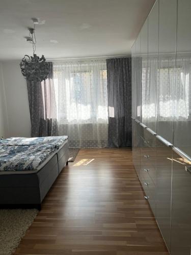 ein Schlafzimmer mit einem Bett und einem großen Fenster in der Unterkunft Schönes Zuhause in Hildesheim