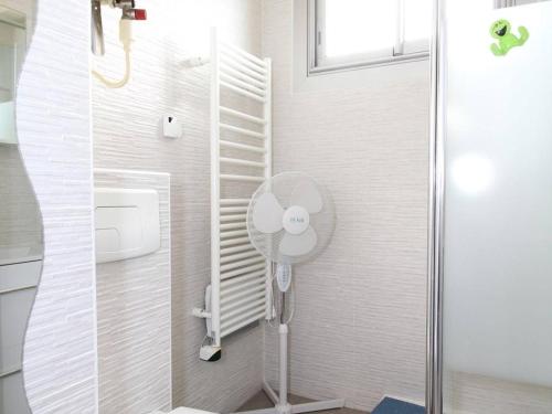 La salle de bains est pourvue d'une douche et d'un ventilateur. dans l'établissement T1 Rénové près des Thermes, Parking Privé, Balaruc-les-Bains - FR-1-553-125, à Balaruc-les-Bains