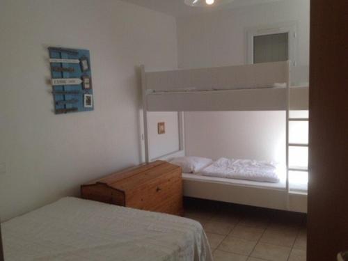 1 dormitorio con 2 literas y ventana en Maison La Brée-les-Bains, 4 pièces, 8 personnes - FR-1-246A-59, en La Brée-les-Bains