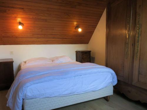 ein Schlafzimmer mit einem großen Bett und einer Holzdecke in der Unterkunft Maison bretonne avec jardin à 50m de la baie Ste Anne - FR-1-368-252 in Trégastel