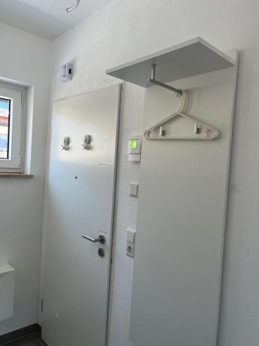 baño con puerta blanca y lavamanos en Kleiner Kristall inklusive MeineCard Plus en Willingen