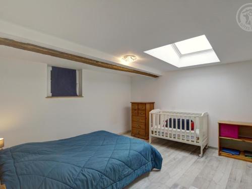 sypialnia z łóżkiem i łóżeczkiem dziecięcym w obiekcie Gîte Cremeaux, 4 pièces, 6 personnes - FR-1-496-220 w mieście Crémeaux