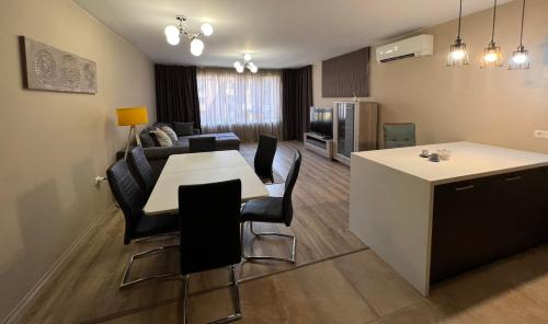eine Küche und ein Wohnzimmer mit einem Tisch und Stühlen in der Unterkunft Johannesburg Spacious Family apt w Free Parking and Playground in Sofia