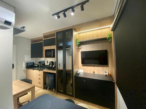 uma cozinha com um lavatório e uma bancada em loft luxuoso Home & Lifestyle Ibirapuera. N.946 em São Paulo