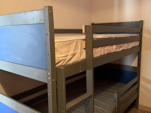 quelques lits superposés dans une chambre dans l'établissement Studio cosy pour 4 à L'Alpe d'Huez, balcon sud, proche pistes et commerces, animaux bienvenus - FR-1-405-197, à Huez