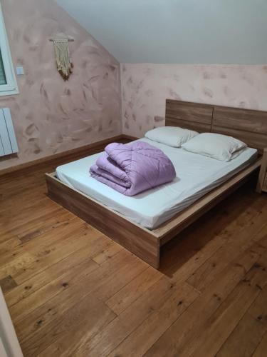 un letto con cuscini viola sopra di AUBRAC brameloup a Prades-dʼAubrac