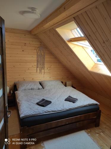 1 dormitorio con 1 cama en el ático en Chata BO Hrčava en Hrčava