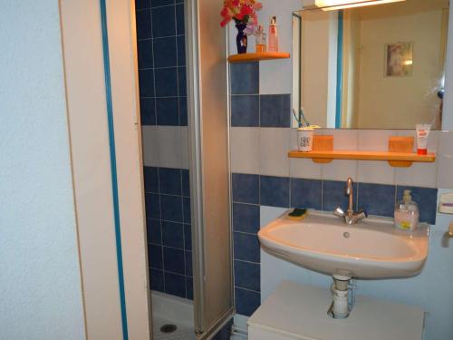 une salle de bain avec un lavabo et un miroir dans l'établissement Maison 2 pièces avec mezzanine, proche plage, terrasse, parking, animaux acceptés, Argelès-sur-Mer - FR-1-225-716, à Argelès-sur-Mer