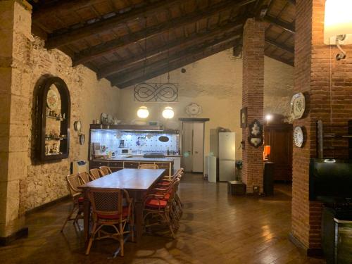 cocina y comedor con mesa y sillas en IL CASALE DEL VINO, en Barbarano Vicentino