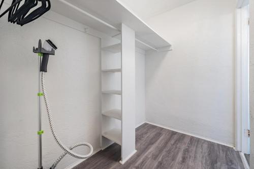 kabina prysznicowa w pokoju z białymi ścianami w obiekcie Satoshi Hideout Park Studios w mieście Saint Petersburg