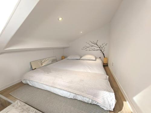 1 dormitorio con 1 cama con un árbol en la pared en Loft Duplex à 2 min de Paris - Parking gratuit, en Le Pré-Saint-Gervais