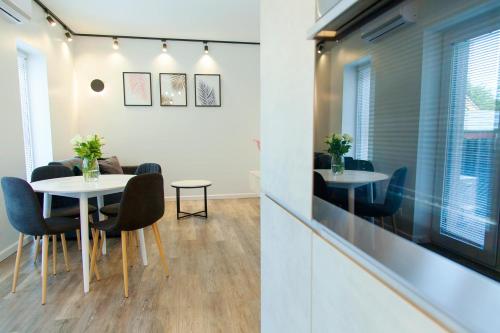 una sala de reuniones con mesa y sillas en Owls Hill Apartment en Kaunas