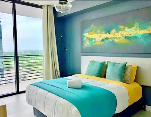 邁阿密的住宿－Doral City View，一间卧室设有一张大床和一个大窗户