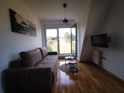 ein Wohnzimmer mit einer Couch und einem Tisch in der Unterkunft Apartman 982 Divčibare in Divčibare