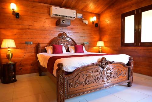 Un dormitorio con una pared de madera y una cama en MOHI VILLA, en Pondicherry