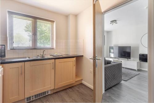Kuchyň nebo kuchyňský kout v ubytování Lovely 2bed Apt in Redditch, Free Wi-Fi & Parking