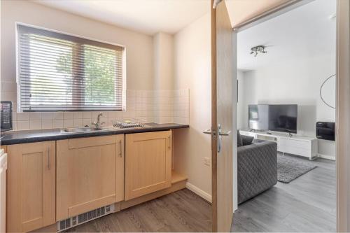 Kitchen o kitchenette sa Lovely 2bed Apt in Redditch, Free Wi-Fi & Parking
