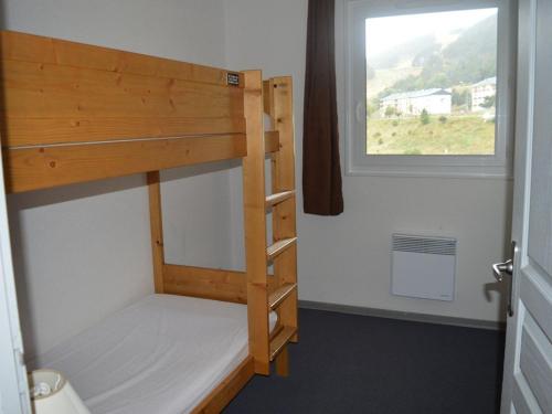 Ce lit superposé se trouve dans un dortoir doté d'une fenêtre. dans l'établissement Appartement T3 au pied des pistes avec balcon et parking couvert - 2 chambres, 6 couchages - FR-1-593-56, aux Angles