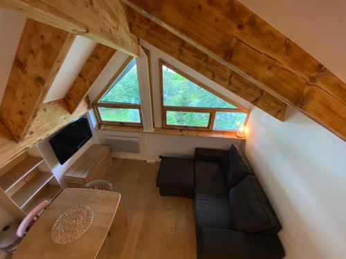 une vue aérienne d'un salon avec un canapé et une table dans l'établissement Studio grand montets, à Chamonix-Mont-Blanc