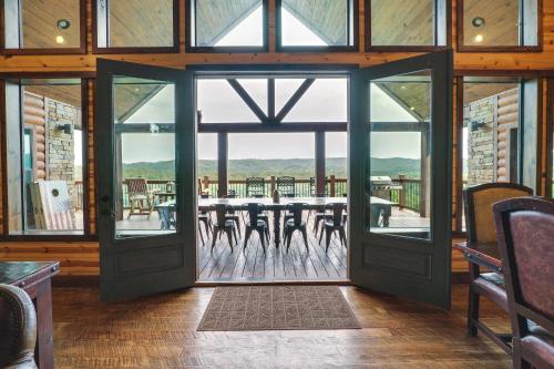 Ruang duduk di Cabin with Game Room and Hot Tub in Broken Bow!