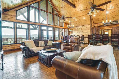 Ruang duduk di Cabin with Game Room and Hot Tub in Broken Bow!