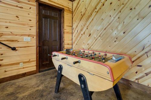 Bilik permainan di Cabin with Game Room and Hot Tub in Broken Bow!