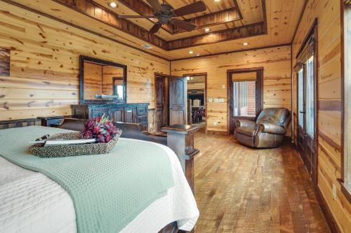 Posezení v ubytování Cabin with Game Room and Hot Tub in Broken Bow!