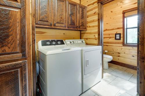 Fotografie z fotogalerie ubytování Cabin with Game Room and Hot Tub in Broken Bow! v destinaci Broken Bow
