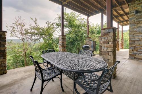 Balkoni atau teres di Cabin with Game Room and Hot Tub in Broken Bow!