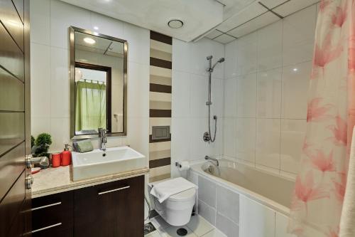 Koupelna v ubytování Shukran Homes Cozy 1BR with Burj & Fountain Partial View