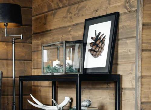 a room with a shelf with a picture of a antelope at Timmerby Lodge - Lindvallen Sälen - Ski in Ski out in Sälen