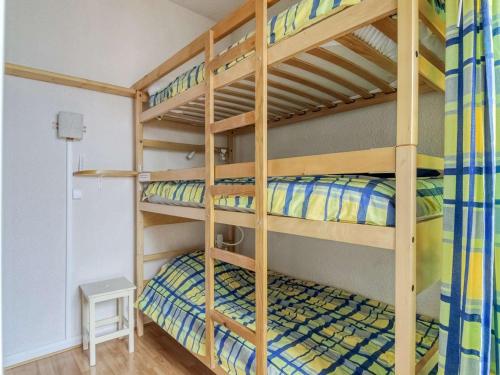 une chambre avec deux lits superposés dans l'établissement Duplex pour 6 pers avec balcon, parking et face télécabine à Cauterets - FR-1-401-200, à Cauterets