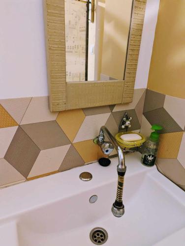 ヘウムノにあるOneRoomのバスルーム(鏡付き洗面台、蛇口付)