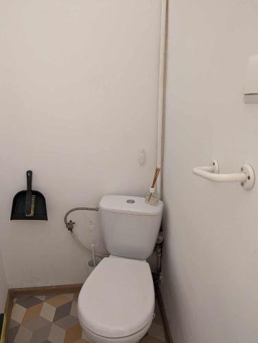 a bathroom with a white toilet in a room at OneRoom in Chełmno