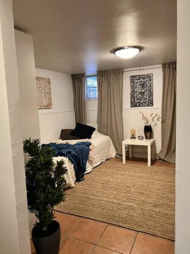 1 dormitorio con 1 cama y 1 mesa en Källarlägenhet Örgryte, en Gotemburgo