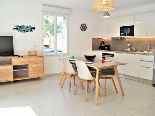 Photo de la galerie de l'établissement Appartement 3 pièces avec clim, piscine et terrasse - 500m plage, parking, Cavalaire sur Mer - FR-1-226B-77, à Cavalaire-sur-Mer