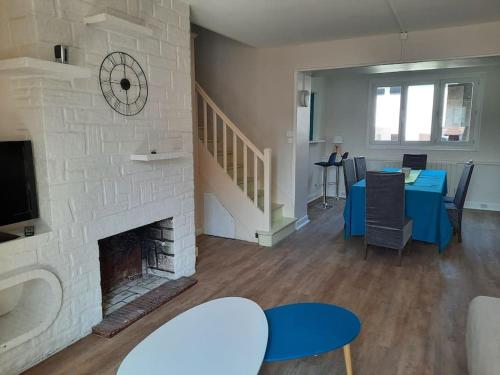 - un salon avec une cheminée, une table et des chaises dans l'établissement Maison centre Connerré - Proche 24h - 11 pers - 4 chambres, à Connerré