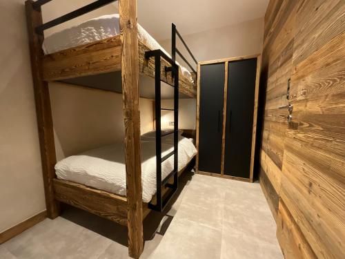 a bunk bed room with two bunk beds in it at Gite Roche Des Ducs avec Piscine toute l'année, Spa, Sauna, Hammam in Rochesson
