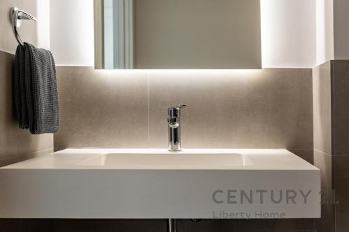 een witte wastafel in een badkamer met een spiegel bij Apartamento de lujo con 3 habitaciones en Canet d'en Berenguer in Canet de Berenguer