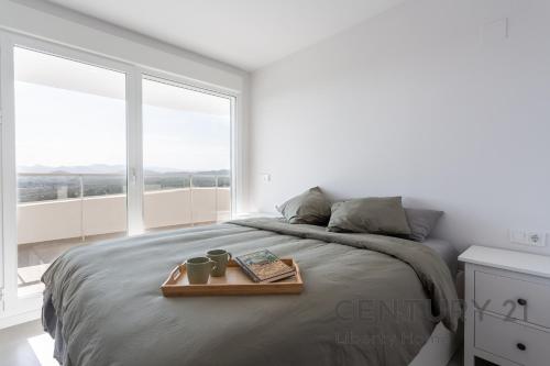 um quarto branco com uma cama com uma bandeja em Apartamento de lujo con 3 habitaciones en Canet d'en Berenguer em Canet de Berenguer