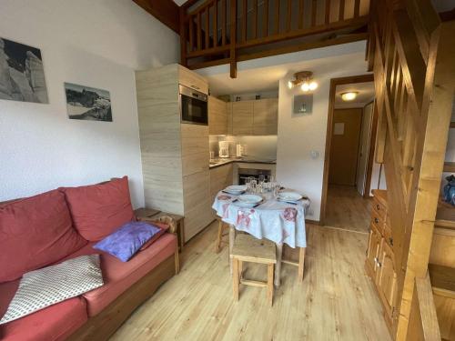un salon avec un canapé et une table dans l'établissement Charmant appartement à Praz Sur Arly - 5 personnes, parking et casier à ski - FR-1-603-13, à Praz-sur-Arly